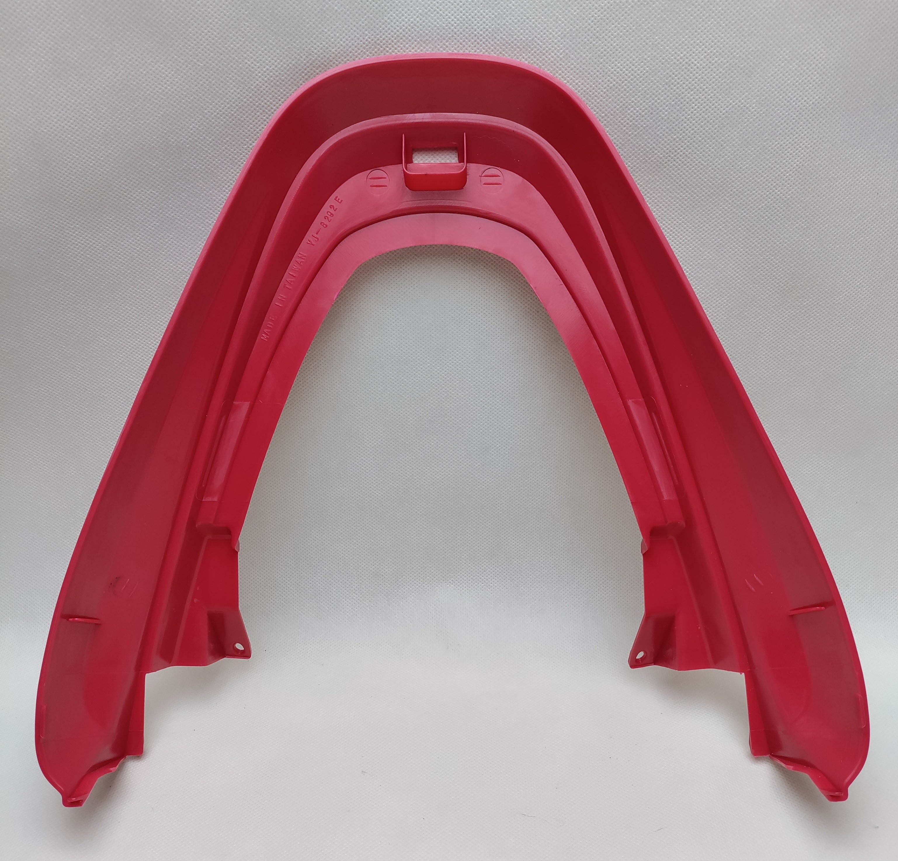 Bec de face avant rouge