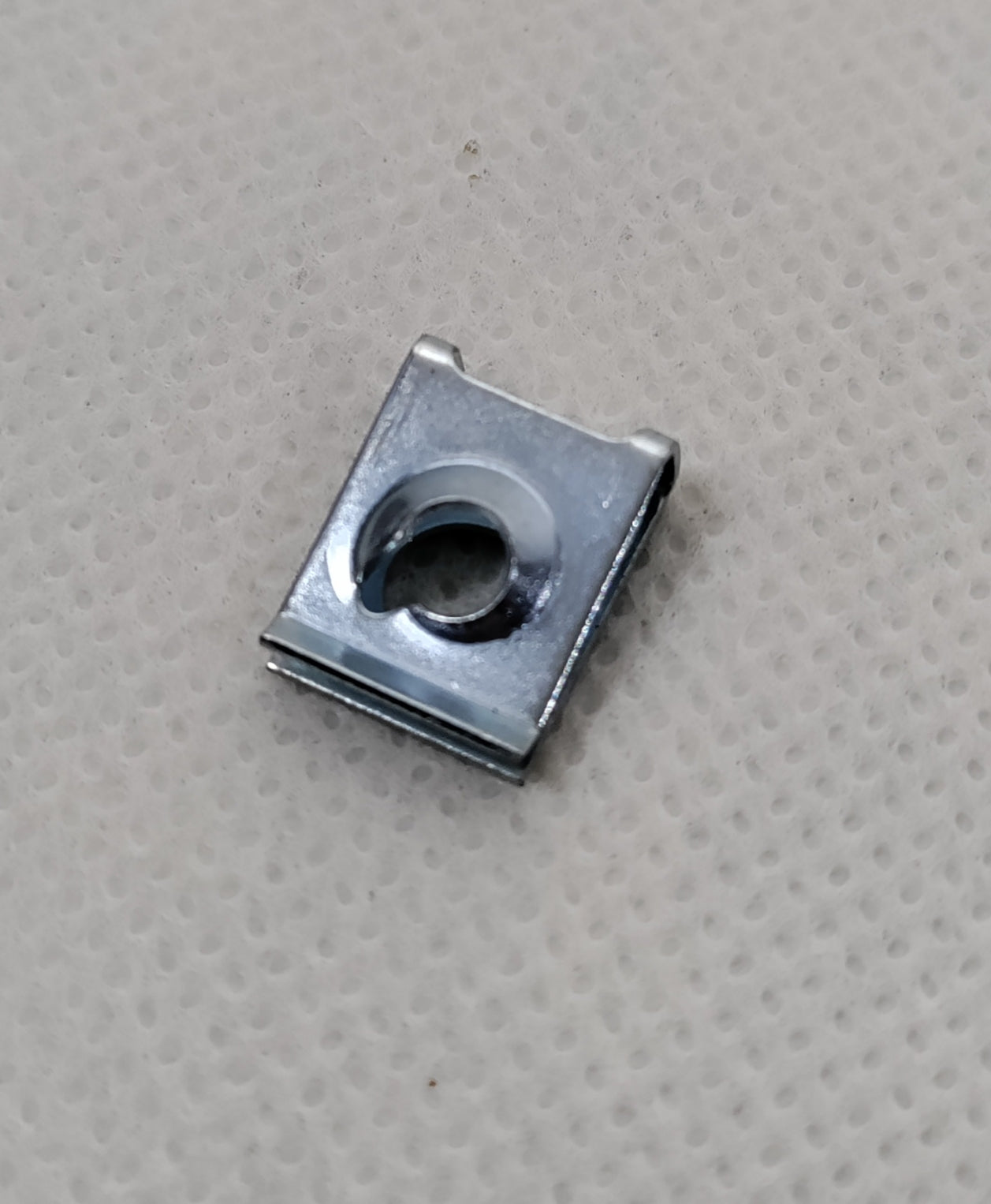 Agraphe de bas de caisse