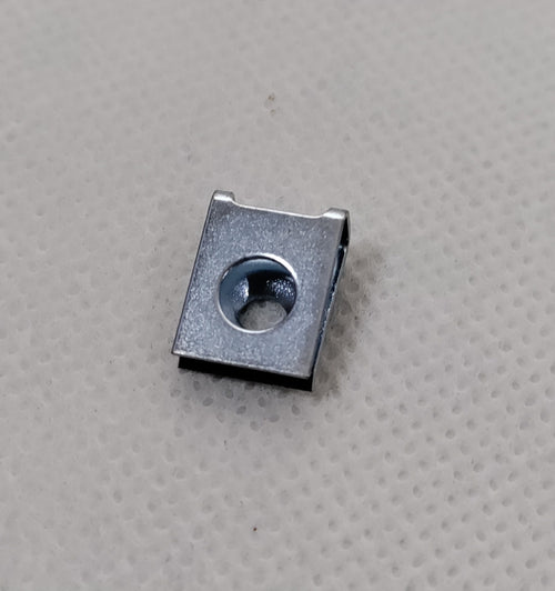 Agraphe de bas de caisse